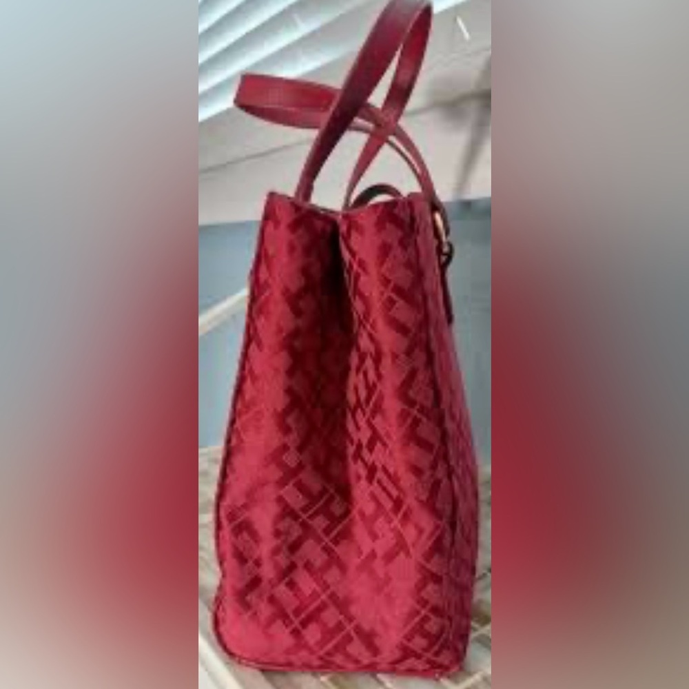 Tommy Hilfiger Red Textured Tote Bag, Gold Accents excellent condition NWOT - Picture 4 of 7